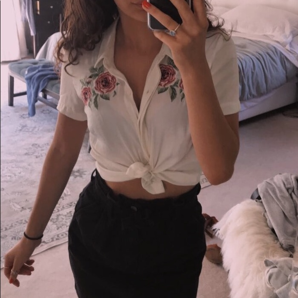 Button app embroidery rose crop or not t-shirt